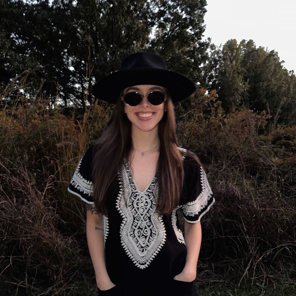 Meet your Posher, Alexis - Picture 1 of 1